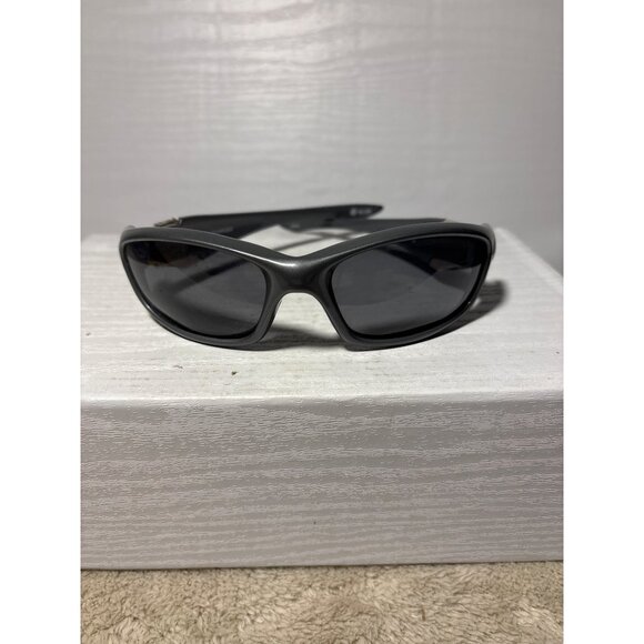 Stylish Gray Sunglasses - Picture 9 of 9